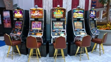 kahot mobile app interface showing live casino tables and sportsbook markets