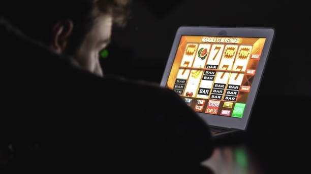 Live Three Card Poker table with dealer on kahot